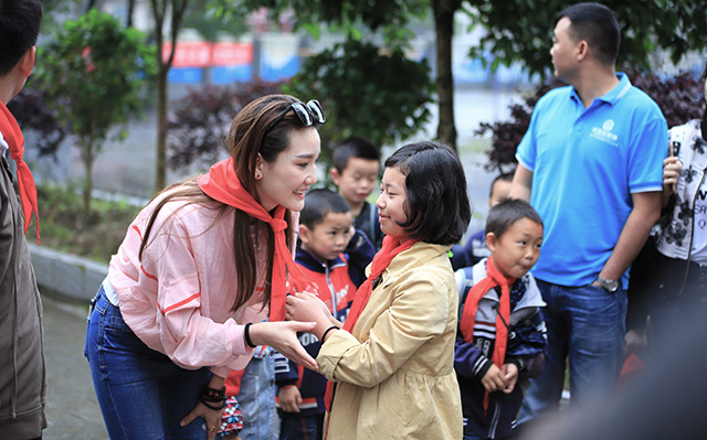 &ldquo;六一微心愿，愛心暖童心&rdquo;湘江電纜攜手村長李銳愛心傳遞 點(diǎn)亮未來