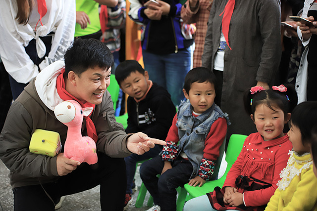 &ldquo;六一微心愿，愛心暖童心&rdquo;湘江電纜攜手村長李銳愛心傳遞 點(diǎn)亮未來