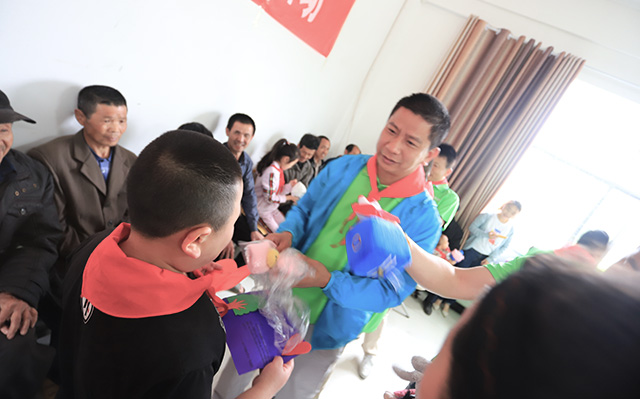 &ldquo;六一微心愿，愛心暖童心&rdquo;湘江電纜攜手村長李銳愛心傳遞 點(diǎn)亮未來