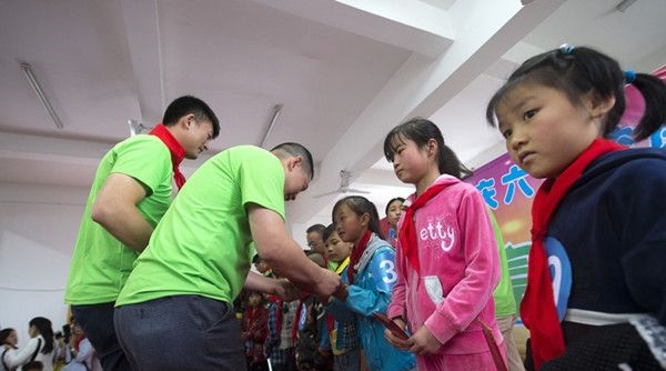 &ldquo;六一微心愿，愛心暖童心&rdquo;湘江電纜攜手村長李銳愛心傳遞 點(diǎn)亮未來