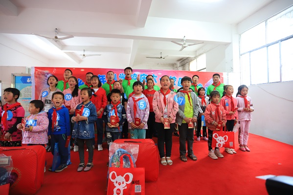 &ldquo;六一微心愿，愛心暖童心&rdquo;湘江電纜攜手村長李銳愛心傳遞 點(diǎn)亮未來