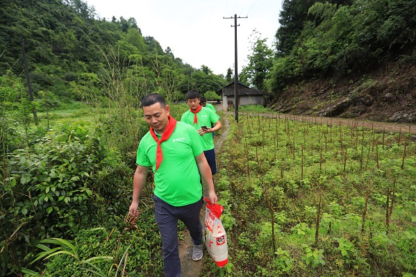 &ldquo;六一微心愿，愛心暖童心&rdquo;湘江電纜攜手村長李銳愛心傳遞 點(diǎn)亮未來